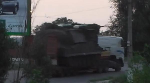 sistemul de rachete buk m1 cu care ar fi fost doborat avionul malaezian transportat de rebeli in rusia video