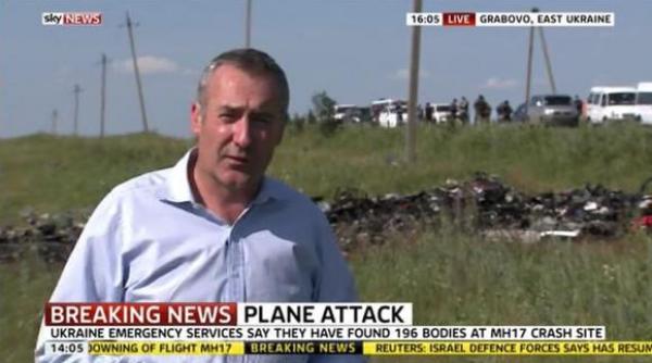 gafa incredibila in ce ipostaza este filmat un reporter sky news in locul unde s a prabusit avionul malaysia airlines video