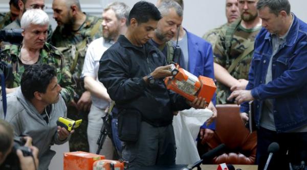 catastrofa aviatica din ucraina rebelii au predat malaeziei cutiile negre ale zborului mh17