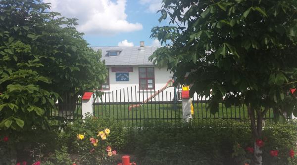 protejatul baronului cazacu a ruinat ciocarlia primarul pdl raducanu dragomir a transformat scoala in sectie de votare permanenta