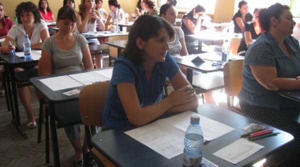 si dascalii copiaza doua profesoare date afara de la examenul de titularizare