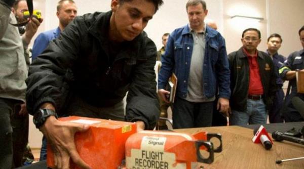 tragedia mh17 cutiile negre ale avionului malaysia airlines au ajuns in marea britanie