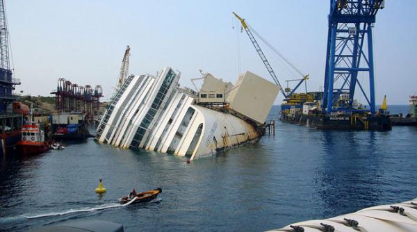 ultima calatorie urmariti in direct ranfluarea vasului de croaziera costa concordia naufragiat in italia video