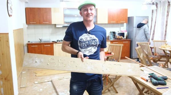 don baxter face o cucerire proprietara unei pensiuni il vede barbat bine