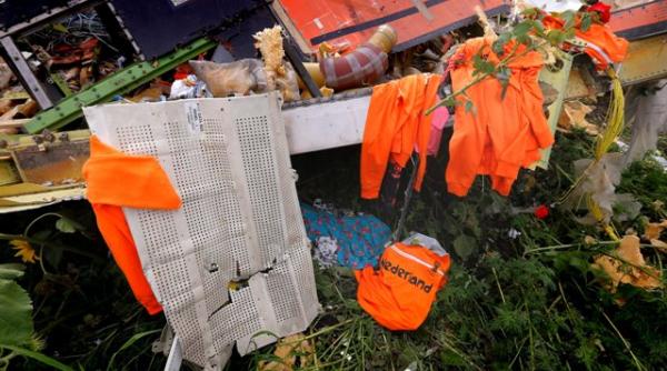 tragedia mh17 o bucata din fuselajul avionului si mai multe corpuri neinsufletite descoperite intr o zona impadurita in ucraina
