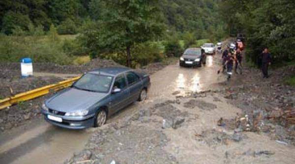 dn 67b si dn 7 in zona statiunii calimanesti blocate de caderi de pietre si aluviuni
