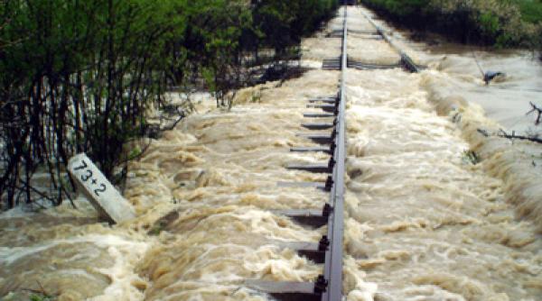 infotrafic drumuri na onale blocate tren deraiat din cauza inunda iilor