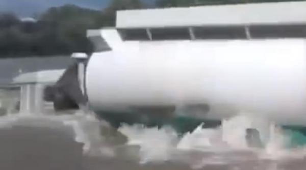 o cisterna plina cu motorina pluteste in deriva pe lacul bradisor