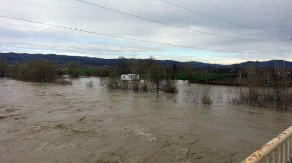 ploile torentiale au facut prapad in judetul gorj viitura de patru metri in orasul novaci zeci de familii evacute