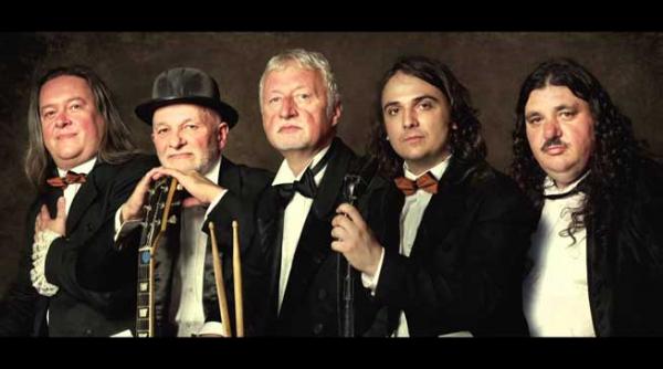 sarbatoarea rockului brasovean in piata sfatului concert aniversar cu grup 74