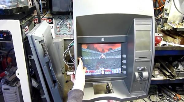 cum doi hackeri s au jucat doom pe un atm bancar video