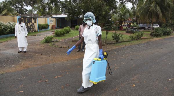 masuri disperate pentru combaterea ebola for e de securitate trimise in zonele de carantina