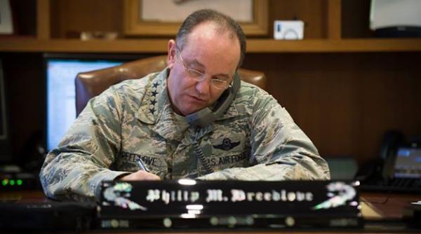 philip breedlove comandantul fortelor nato in europa mii de soldati rusi arme de infanterie si vehicule blindate la frontiera ucraineana