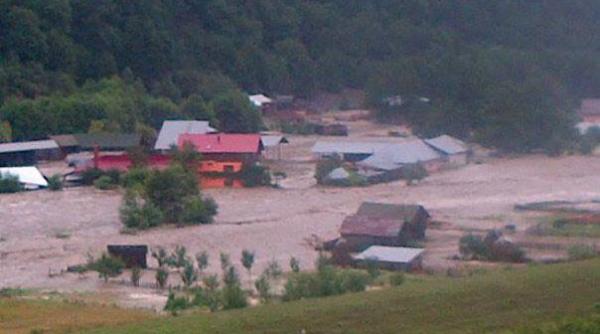 sute de familii din trei sate valcene izolate de mai bine de trei zile podul peste paraul otasau rupt de o viitura