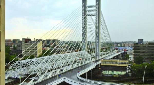 un barbat ameninta ca se arunca de pe podul basarab