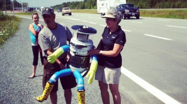 experimentul hitchbot oare pot avea robotii incredere in oameni
