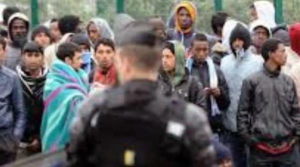 50 de raniti in ciocnirile dintre emigrantii africani care traiesc in taberele din portul francez calais