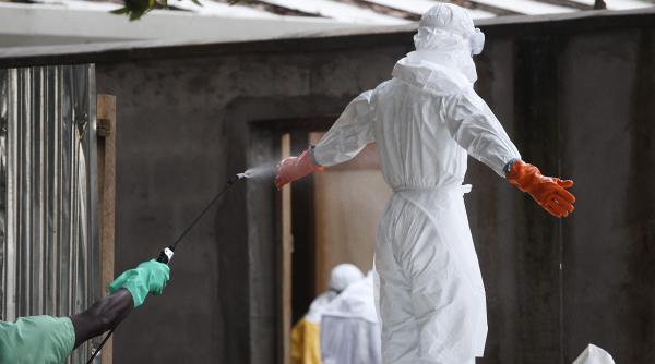 ministerul de externe avertizeaza din nou romanii in privinta ebola