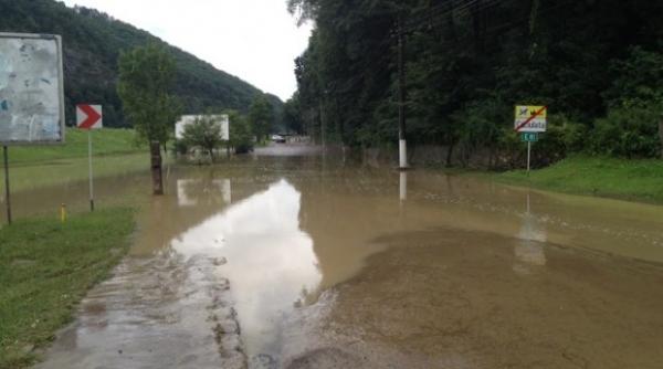 calimanesti caciulata din nou inundata in urma ploilor torentiale dn7 blocat timp de sapte ore