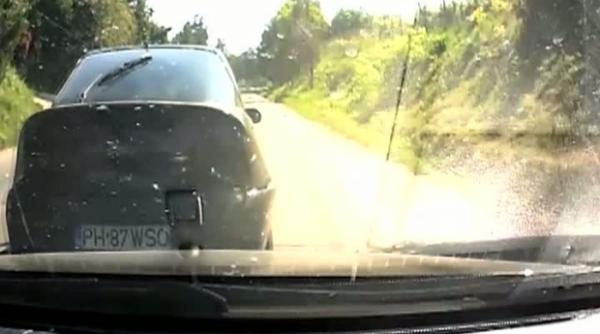 tupeu pe sosele imagini incredibile doi soferi se lovesc intentionat cu masinile video