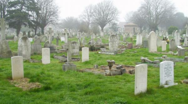 barbat care se dadea drept fantoma intr un cimitir amendat de politie