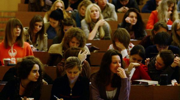 incredibil ce i a pus profesorul pe studen i sa faca chiar in sala de curs