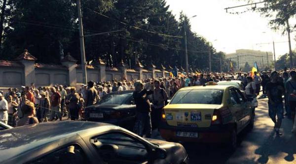 romanii la plimbarea libertatii imposibil de confiscat mii de romani solidari cu trustul intact