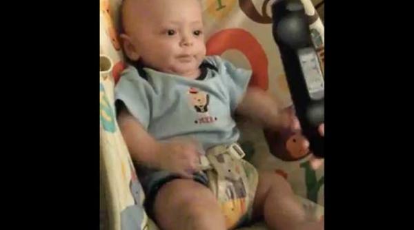 video ce reactie haioasa poate avea un bebelus la vederea unei telecomenzi