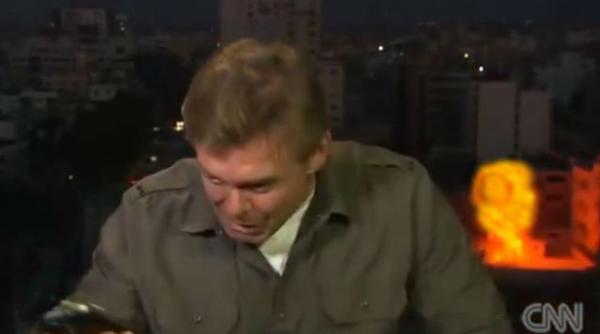o racheta explodeaza in apropierea echipei cnn in fasia gaza reactia fabuloasa a unui jurnalist in momentul bombardamentului video