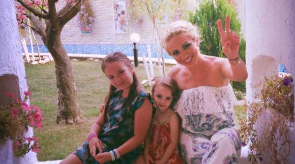 rocsana marcu profesor de inot pentru fiice sale si pentru bona lor