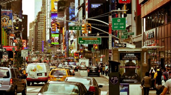 bulevardul broadway isi diminueaza luminile in semn de omagiu pentru robin williams