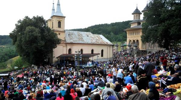 sfanta maria mare zeci de mii de credinciosi asteptati in pelerinaj la manastirea nicula