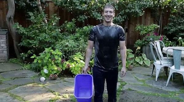 video zuckerberg ii da leapsa lui bill gates 24 de ore pentru a varsa pe cap o galeata cu apa si gheata