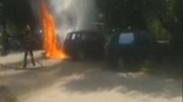 masina in flacari langa manastirea tismana soferul a parcat pe carbunii ramasi de la un gratar