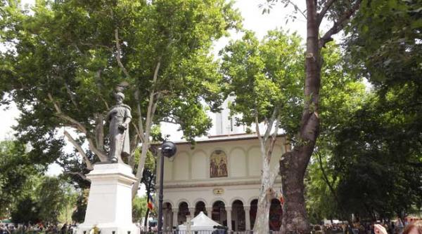 biserica sfantul gheorghe nou in haine de sarbatoare sfantul locas brancovenesc a fost resfintit la 300 de ani de la moartea muceniceasca a ctitorului contantin brancoveanu