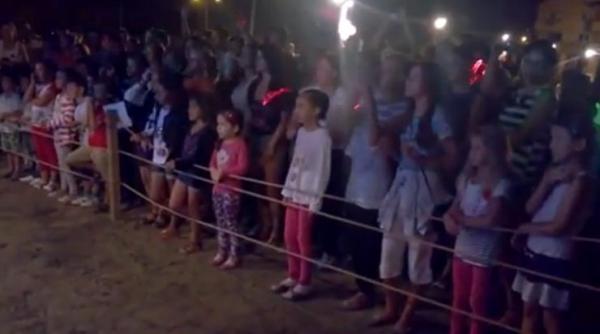 imaginile din romania care au provocat isterie in presa internationala ce s a intamplat pe scena unui festival in fata a zecii de copii video