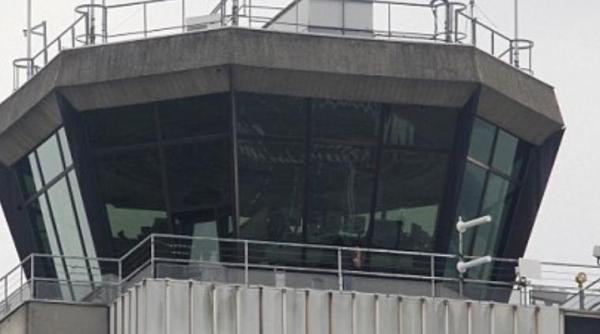 halucinant ce faceau controlorii de zbor in turnul de control in momentul in care un avion de pasageri urma sa aterizeze video