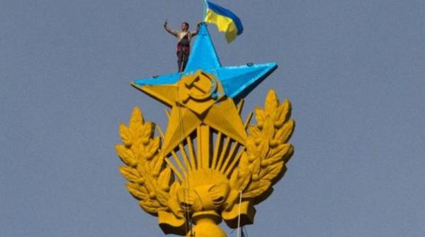 drapelul ucrainei arborat pe turnul uneia din cele mai inalte cladiri din centrul moscovei reactia primariei din capitala rusa