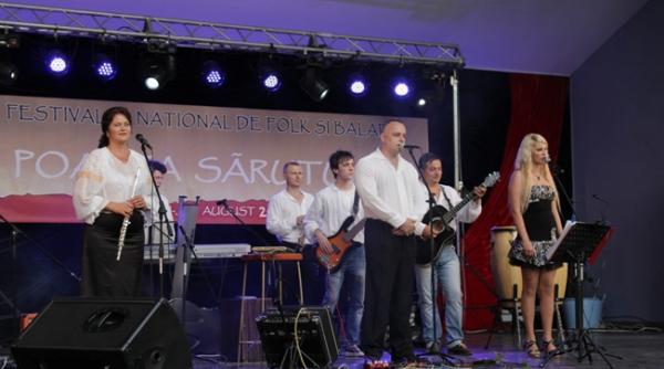 muzica folk o forta care se ridica frumos din inimi catre cer