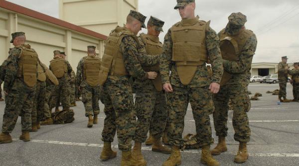 olanda trimite veste antiglont si casti militare kurzilor care lupta impotriva statului islamic