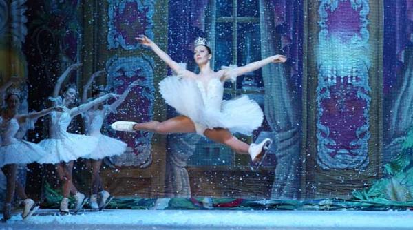 spargatorul de nuci 80 de artisti vor schimba 800 de costume