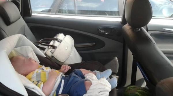 bebelus abandonat in masina salina turda