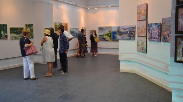 cand pictorii ajung la balcic noua artisti plastici expun lucrari realizate intr o tabara de creatie in vara acestui an