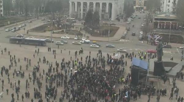 rebelii prorusi prezinta zeci de prizonieri de razboi multimii din donetk