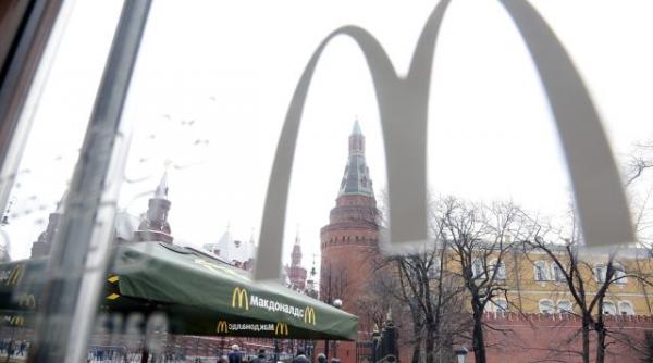 rusia se lupta cu mcdonald s lantul fast food are 440 de restaurante in rusia