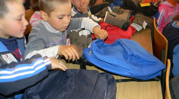 iasi ghiozdane rechizite si dulciuri pentru scolarii nevoiasi