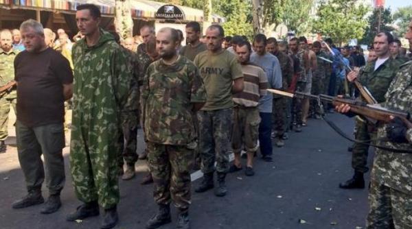 parada prizonierilor ucraineni pe strazile din donetk video