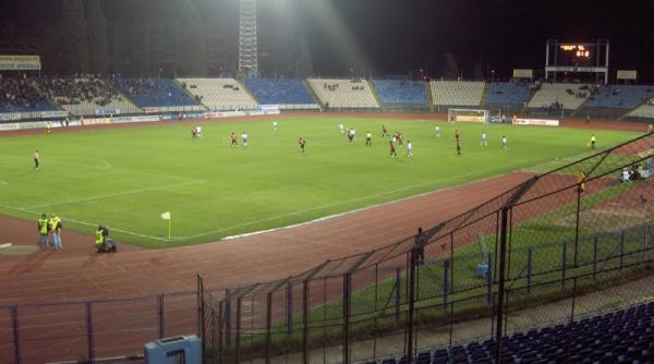 se demoleaza un stadion de legenda din romania de aici au plecat infrante echipe precum fiorentina bordeaux sau kaiserslautern