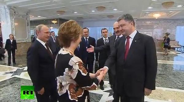 intalnire de gradul zero la minsk reactia presedintelui ucrainean poro enko in momentul in care da mana cu vladimir putin video