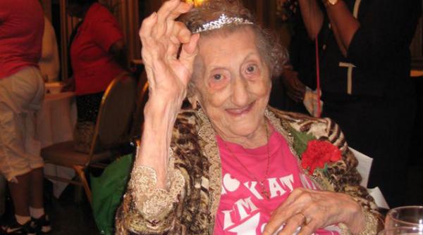 record de varsta printre utilizatorii retelelor sociale o femeie de 104 ani